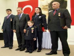 Şehit Yakınlarıyla Gazilere Devlet Övünç Madalyası Verildi