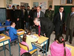 Vali Karahisarlı, Öğrencilere Kitap Dağıttı