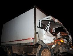 Tır'a Arkadan Çarpan Kamyonun Sürücüsü Yaralandı