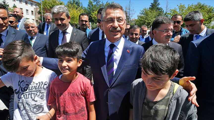 Fuat Oktay kendilerine halı saha yapan çocuklarla buluştu