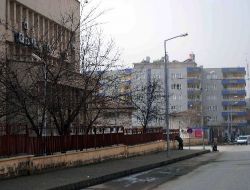 Polis, Valilik Önündeki Şüpheli Paketi Fünye İle Patlattı