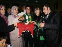 Iğdırlı Asker Anneleri, Çocuklarını Ellerine Kına Yakarak Uğurladı