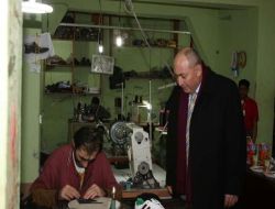 Vali Çetin, Ayakkabı Fabrikasını Gezdi
