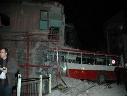 Freni Boşalan Belediye Otobüsü Tarihî Ahşap Binaya Çarptı: 18 Yaralı