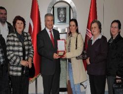 Vatandaşlar İçkili Lokantaları Kaldırımlardan Temizleyen Başkana Plaket Verdi