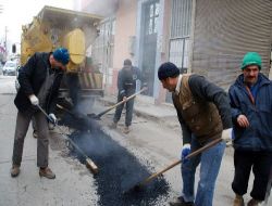Şahinbey Belediyesi, Okulların Çevresinde Asfalt Yama Çalışması Yapıyor
