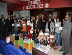 Yozgat Valisi Çiçek, Yurtta Kalan Başarılı Öğrencileri Ödüllendirdi