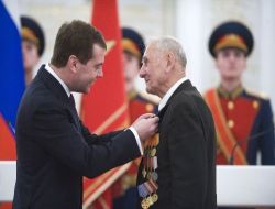 Medvedev'den 'erkekler Günü' Anısına "unutulan" Gazilere Madalya