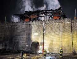 Çin'de Havai Fişek, 16 Asırlık Şehir Kapısını Yok Etti!