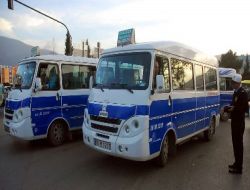 Minibüsçüler, Otobüsleri Taşladı
