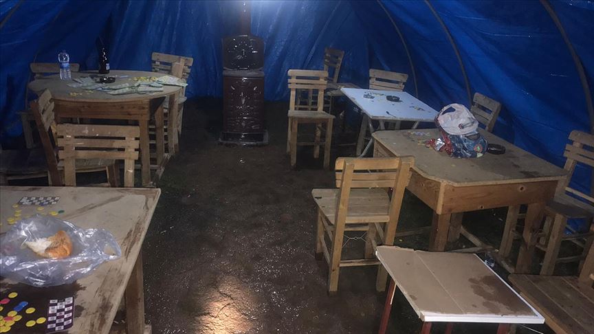 Kumar Oynamak İçin Ormanda Çadır Kurmuşlar