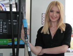 Ünlü Manken, Akaryakıt İstasyonu Açtı, Pompacılık Yaptı