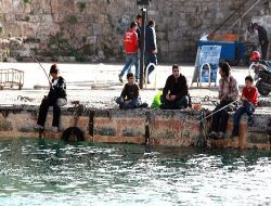 Antalya'da Sıcaklık 25 Dereceye Ulaştı, Çocuklar Denize Girdi!