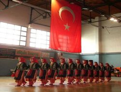 Niğdeli Öğrenciler Halk Oyunlarında Yarıştı
