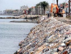 Lodosun Taşırmasını Önlemek İçin Deniz Kenarına Büyük Taşlar Diziliyor!!