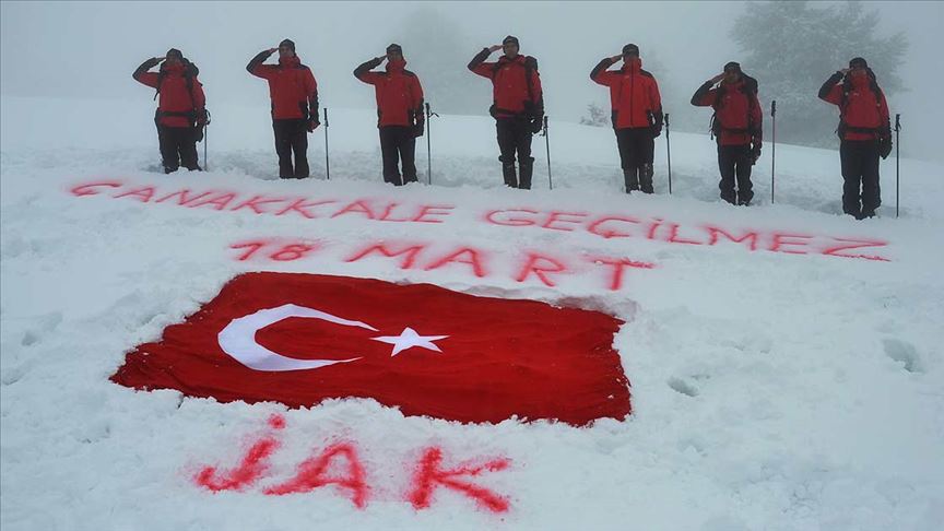 JAK timleri Çanakkale şehitlerini zirvede andı