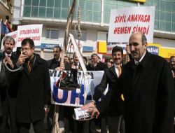 Cübbe Ve Postalı Darağacına Astılar