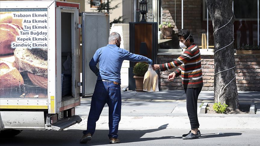 Ankara'da fırıncılar evde kalan vatandaşlara ekmek götürdü