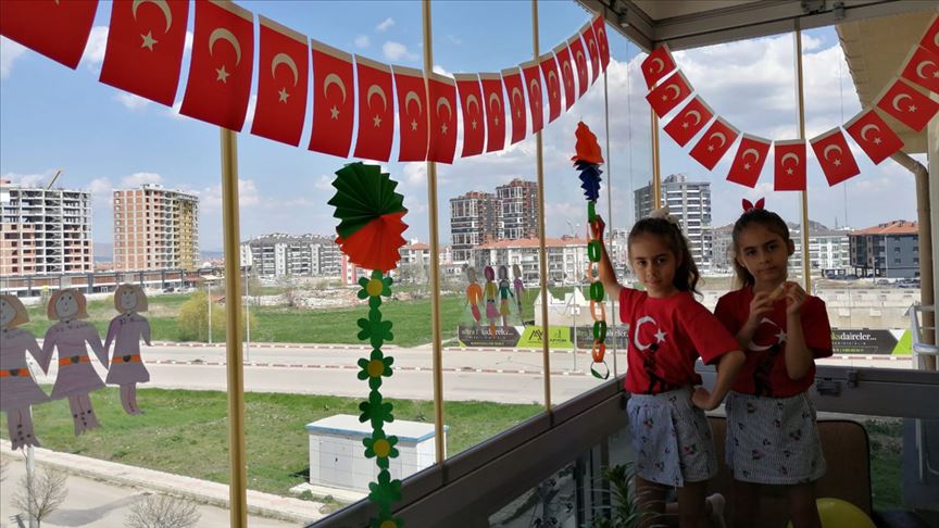 Çocuklar 23 Nisan coşkusunu evlerinde yaşayacak!