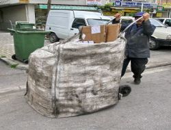 Konak'ta Hurda Kâğıt Toplayıcıları Düzene Sokulacak
