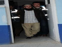 Sürekli Kılık Değiştiren Çete Elebaşı Hoca Kılığında 5 Kilogram Esrarla Yakalandı!!
