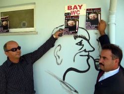 Türk Kamu Sen,Yılmaz Erdoğan'ı Protesto İçin Resimlerini Tuvalete Astı!