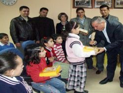 Bdp'li Sur Belediyesi Çocuklara Kürtçe Masal Kitabı Verdi