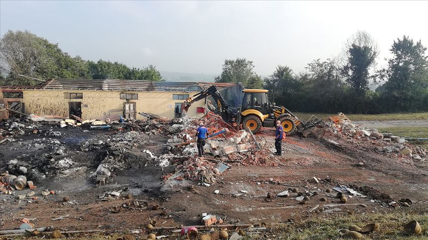 Sakarya'da itfaiye ekiplerinin soğutma ve iş makinelerinin enkaz kaldırma çalışmaları sürüyor