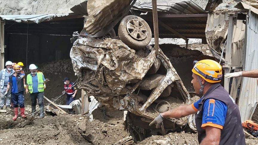 Artvin'deki selde kaybolan 3 kişinin cansız bedenine ulaşıldı