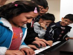 Antalya Büyükşehir Belediyesi, Engelli Çocuklara Sanat Dersi Veriyor