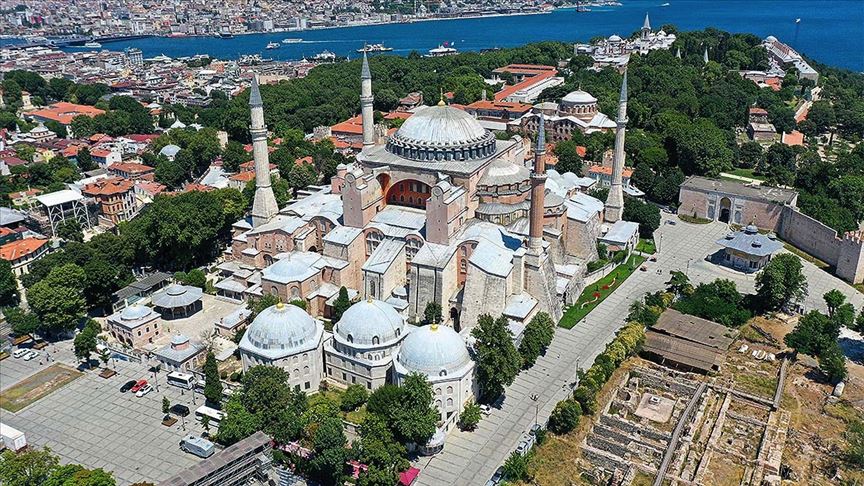 İstanbul Valisi Yerlikaya: Ayasofya Camisi'nde namaz kılınacak alanlara girişler yarın saat 10.00'da başlayacak