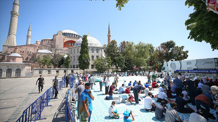 Ayasofya-i Kebir Cami-i Şerifi'nde cuma namazı hazırlıkları