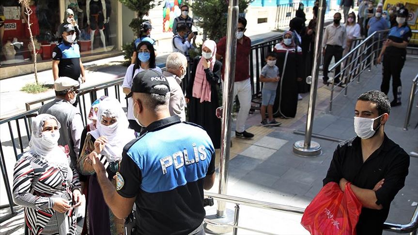 Van ve Osmaniye'de 65 yaş üstü vatandaşlara yeni kısıtlamalar getirildi