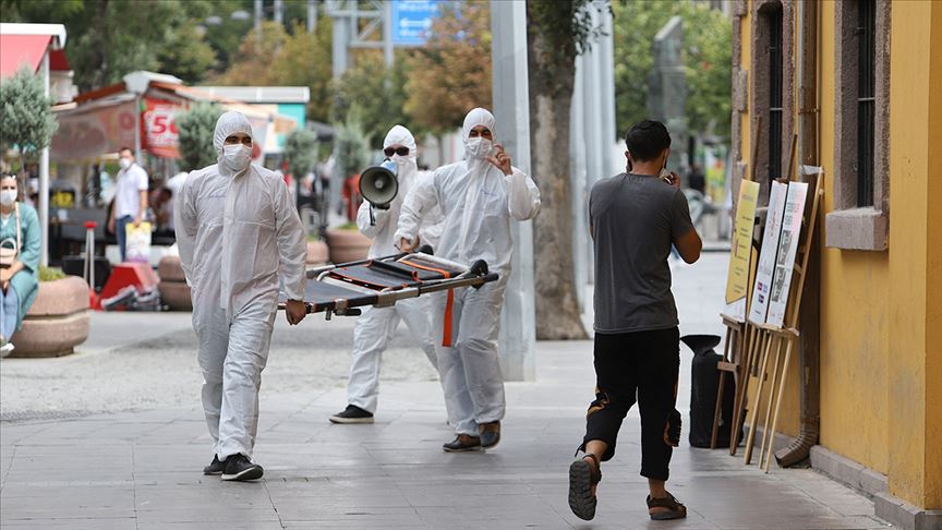 Maske takmayanların önüne sedye ile çıkarak farkındalık oluşturmaya çalıştılar