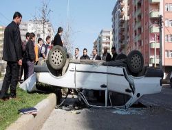 Otomobili Dört Takla Atan Sürücünün Burnu Bile Kanamadı