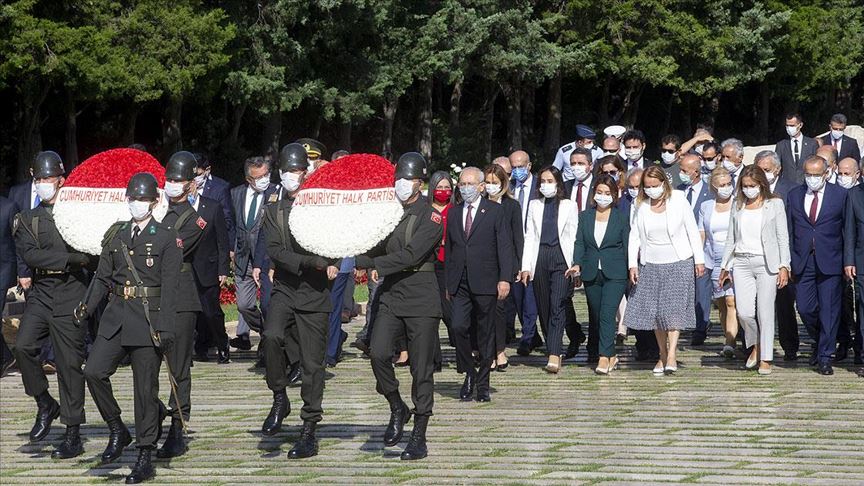 CHP Genel Başkanı Kılıçdaroğlu beraberindeki heyetle Anıtkabir'i ziyaret etti