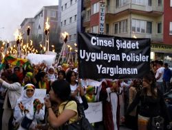 DTP'li Kadınlar,Cinsel Tacize Karşı Meşaleli Yürüyüş Yaptı!