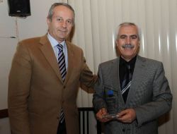 Emekli Öğretmenlerden Bozbey'e Plaket