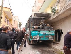 Freni Boşalan Belediye Otobüsü 2 Katlı Evin Duvarına Çarptı