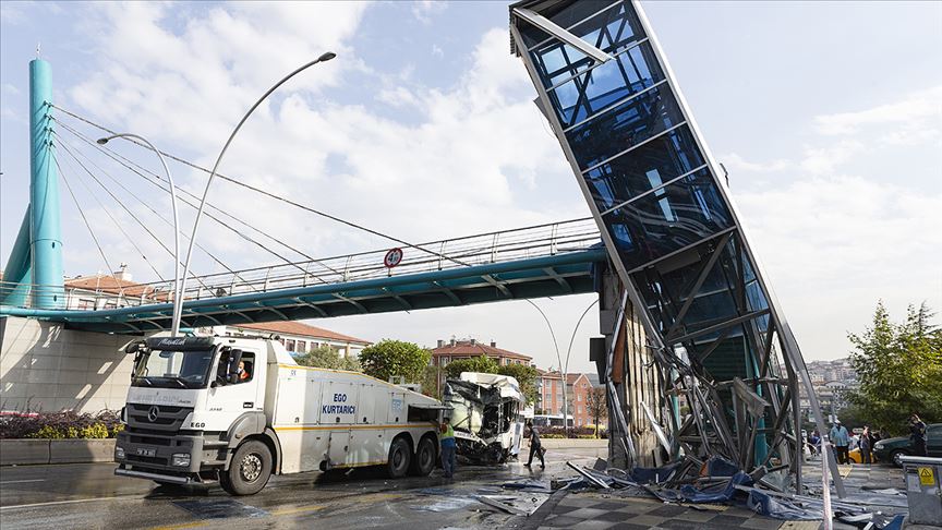 Başkentte belediye otobüsü yaya geçidine çarptı!
