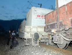 Yük Treni Raydan Çıktı; İstanbul -Ankara Demiryolu Ulaşımı Durdu!!