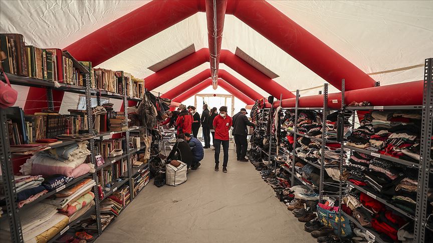 İzmir'de bina enkazından çıkan eşyalar Kızılay çadırında sahipleriyle buluşuyor