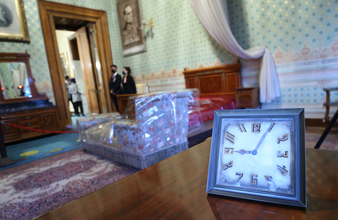 Atatürk 82 yıl önce ebediyete intikal ettiği Dolmabahçe Sarayı'ndaki odasında törenle anıldı