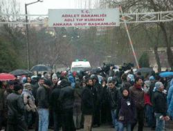 Polis, Uysal'ın Cenazesini Türk-iş'e Götürmek İsteyen Tekel İşçilerine Müdahale Etti!!