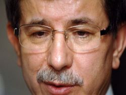 Sarkisyan'la Görüşen Davutoğlu:"İletişim Kanallarının Açık Olması Lazım"