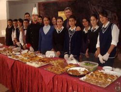 Öğrenci Ve Öğretmenleri Okula Kütüphane Kurmak İçin Kermes Açtı