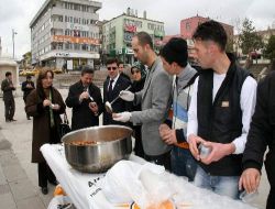 Ak Parti Yozgat İl Teşkilatı, Mevlid Kandili Sebebiyle Vatandaşlara Tatlı İkram Etti
