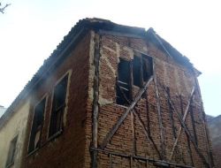 Aşırı Yağışlar, İki Katlı Binayı Çökertti!!