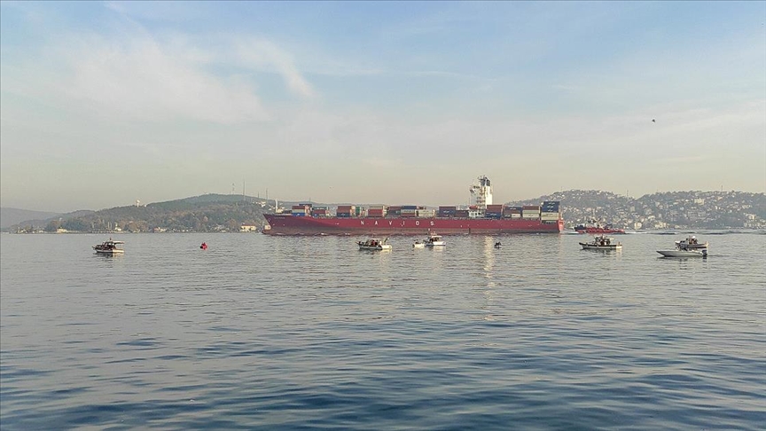 Dev konteyner gemisi İstanbul Boğazı'ndan geçti!