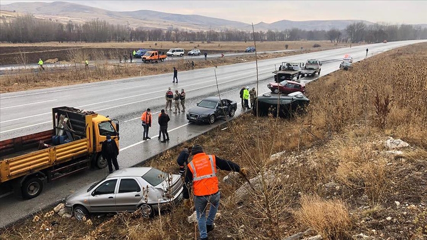Sivas'ta zincirleme kazada 10 araç hasar gördü!